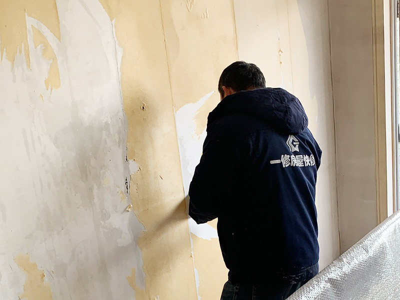 老旧房刷乳胶漆的步骤中，关于是否铲除旧墙怎么判断